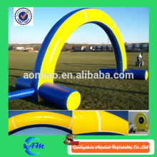 O arco inflável anunciando do campo de jogos usou o ar inflável fora para a venda